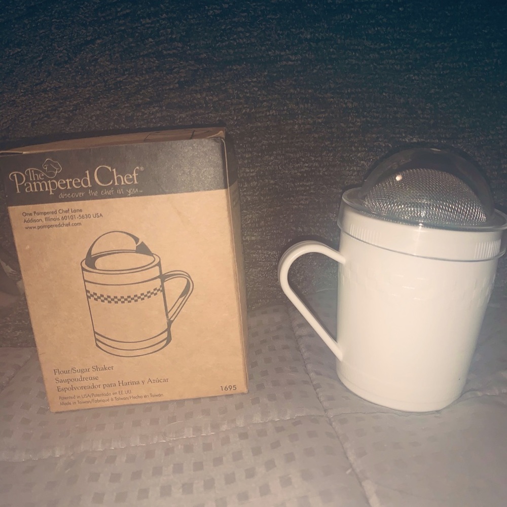 Pampered Chef flour/sugar shaker NIB